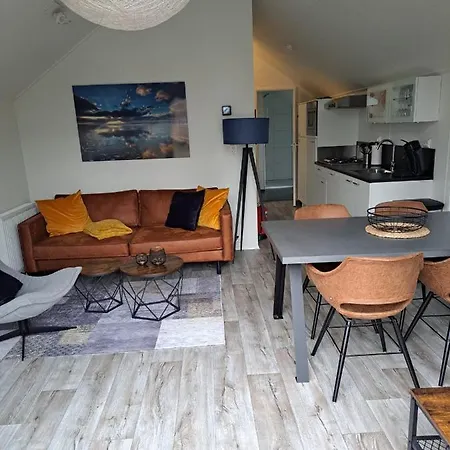 Holland Beachhouse: Modern Lakeside Retreat With Garden Hulshorst